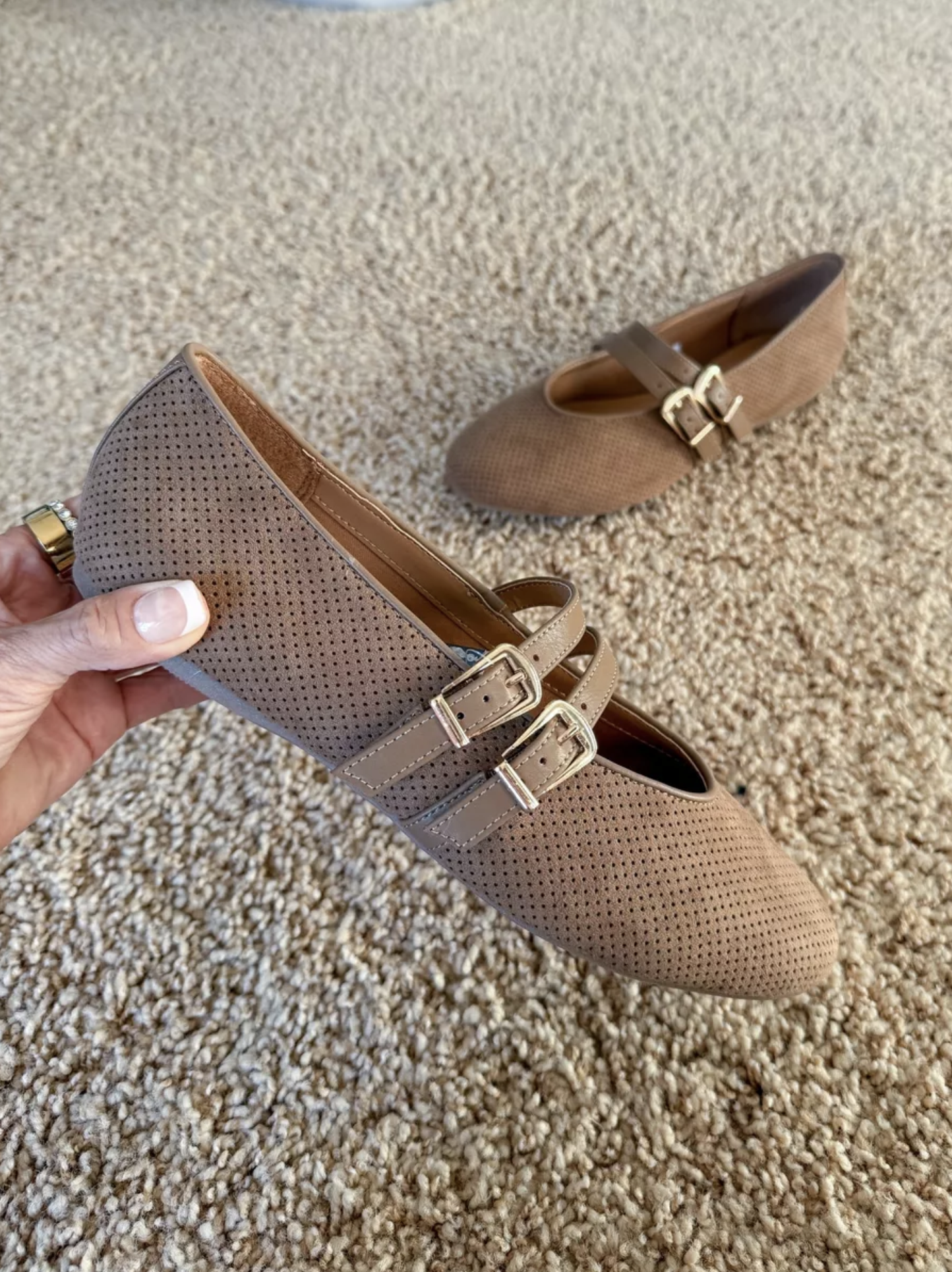 summer to fall fashion, transitional outfits, fall style inspiration, end of summer looks, fall fashion 2025, women’s fall outfits, casual fall outfits, chic fall fashion, summer to fall wardrobe, transitional shoes, fall boots, sneakers for fall, beauty finds for fall, wellness essentials, skincare for fall, fall makeup trends, seasonal self care, must have shoes for fall, everyday fall style, summer to fall layering